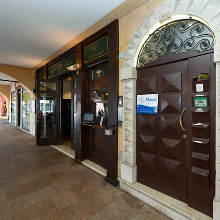 Flowers Apartmanhotel Desenzano del Garda