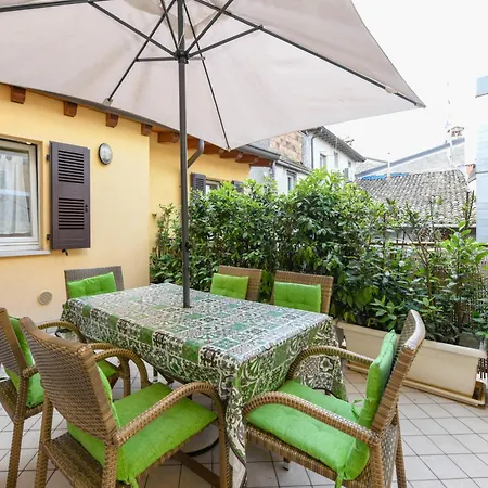 Flowers Apartmanhotel 4*